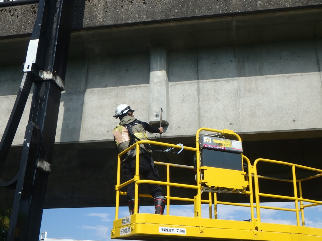 橋梁下面を近接確認する点検作業
